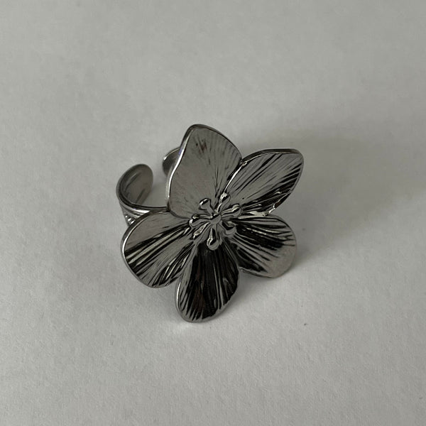 “Lily” ring