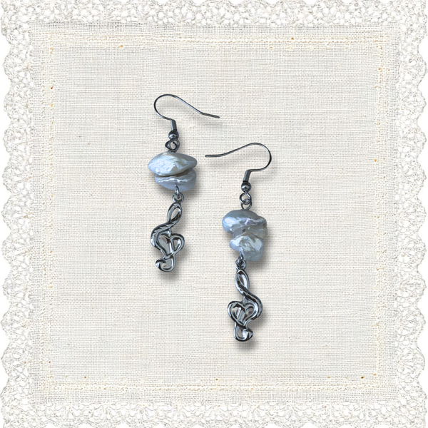 “Sweet melody” pearl earrings