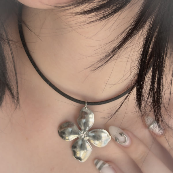 “Fleur” choker
