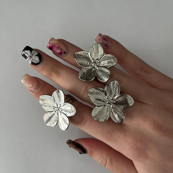 “Lily” ring